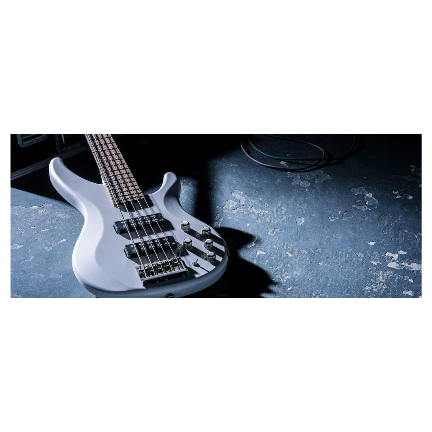 Bajo Eléctrico 5 Cuerdas Activo Yamaha TRBX305- Blanco