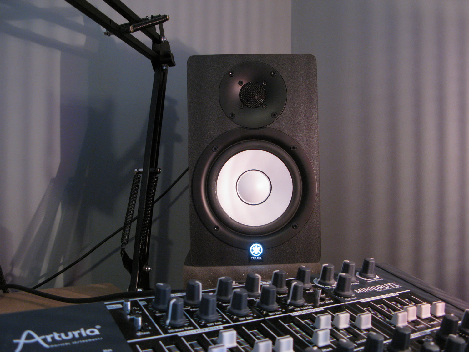 Yamaha HS5 Monitor Bi-amplificado para Estudio, 70W Color negro