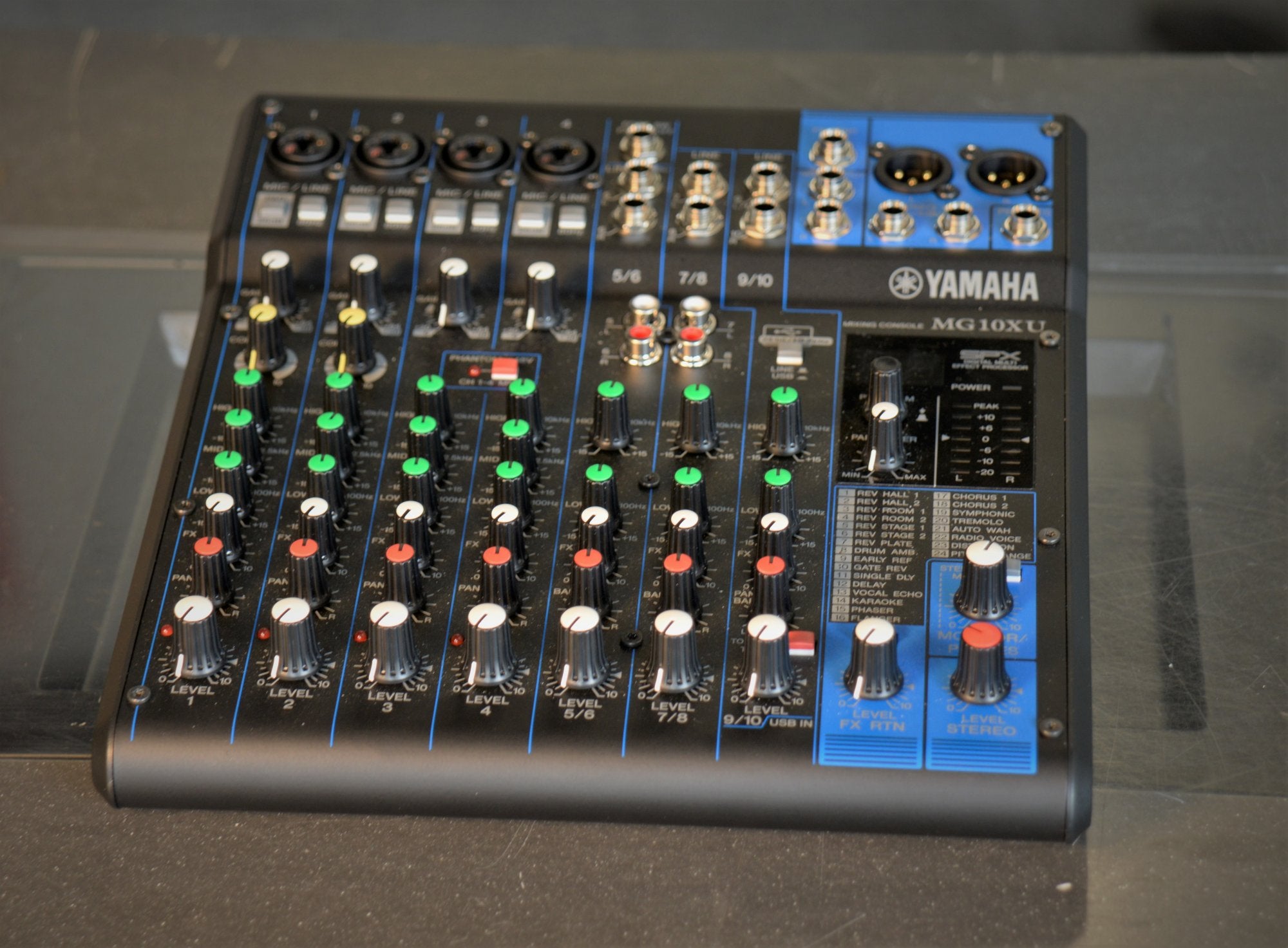 Mezcladora Yamaha Mg10xu Cuenta con Puerto Usb, 10 Canales