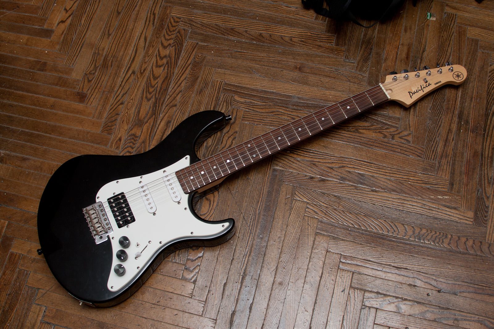 Guitarra Eléctrica Yamaha Pacifica PAC012 Negra