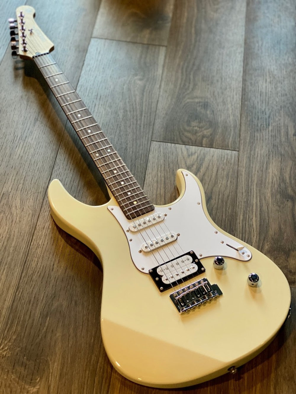 Yamaha Pacifica PAC112VVW Electric Guitar - Vintage White