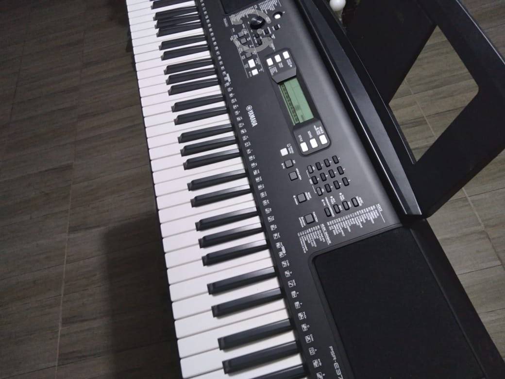 Yamaha PSRE373 Paquete Teclado, Funda y Base 61 Teclas