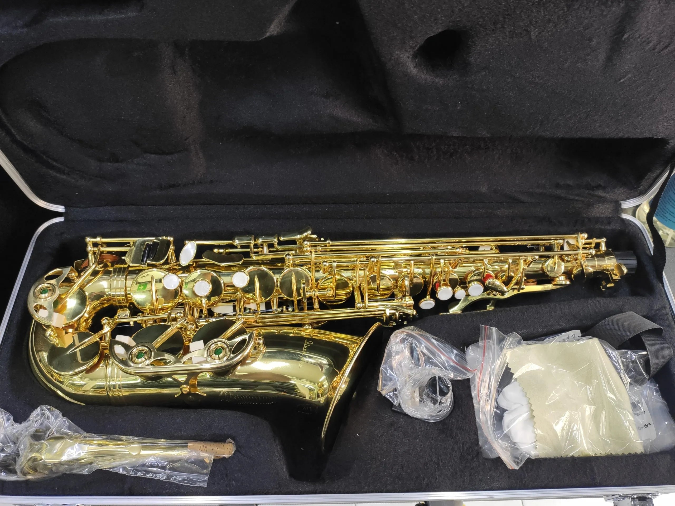Saxofon Silvertone Slsx009 Nuevo Estuche Envío Gratis