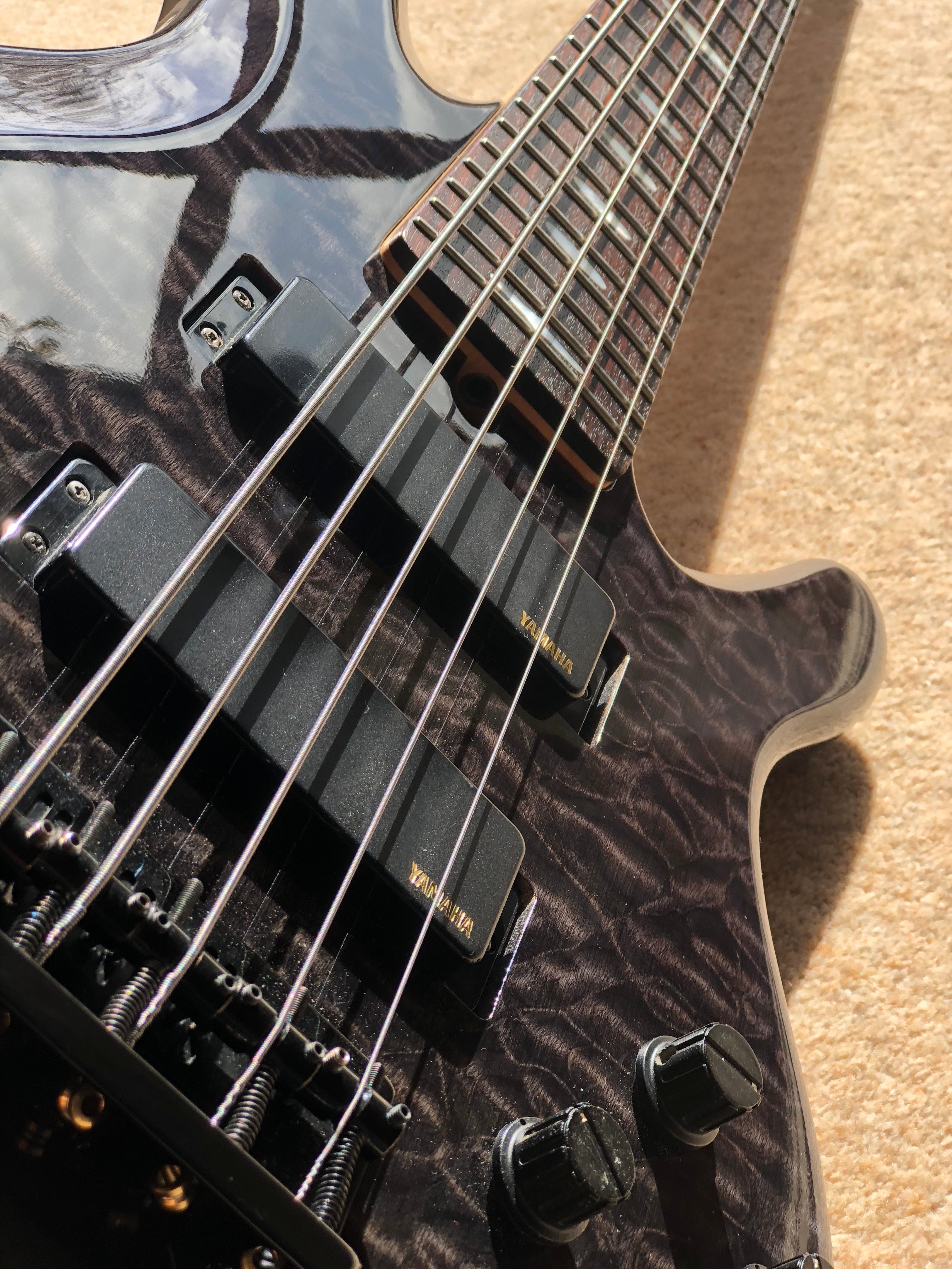 Bajo Eléctrico Activo 5 Cuerdas Yamaha TRB1005J-Negro
