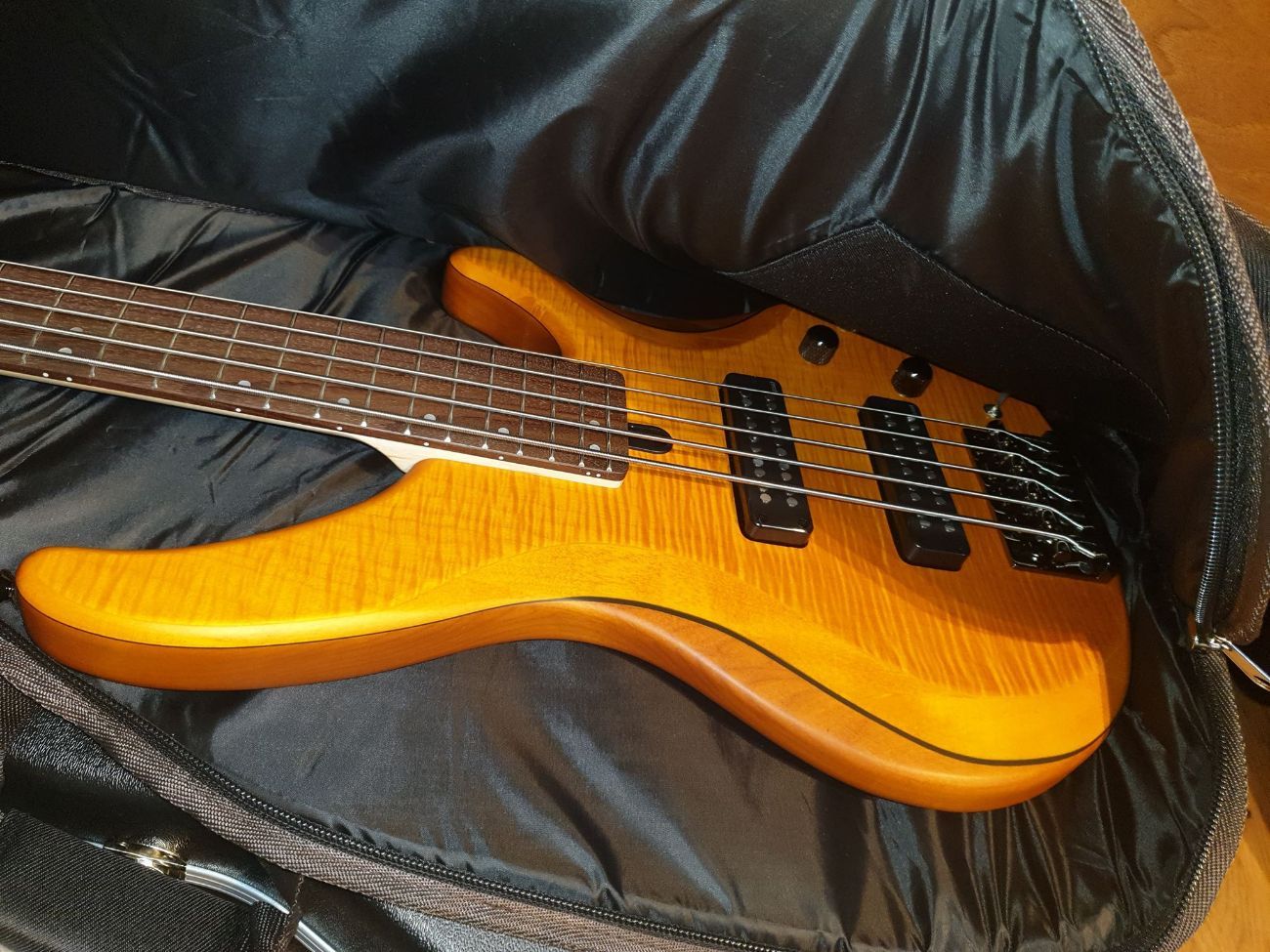Yamaha TRBX605FMAM Bajo Eléctrico Activo/Pasivo 5 cuerdas