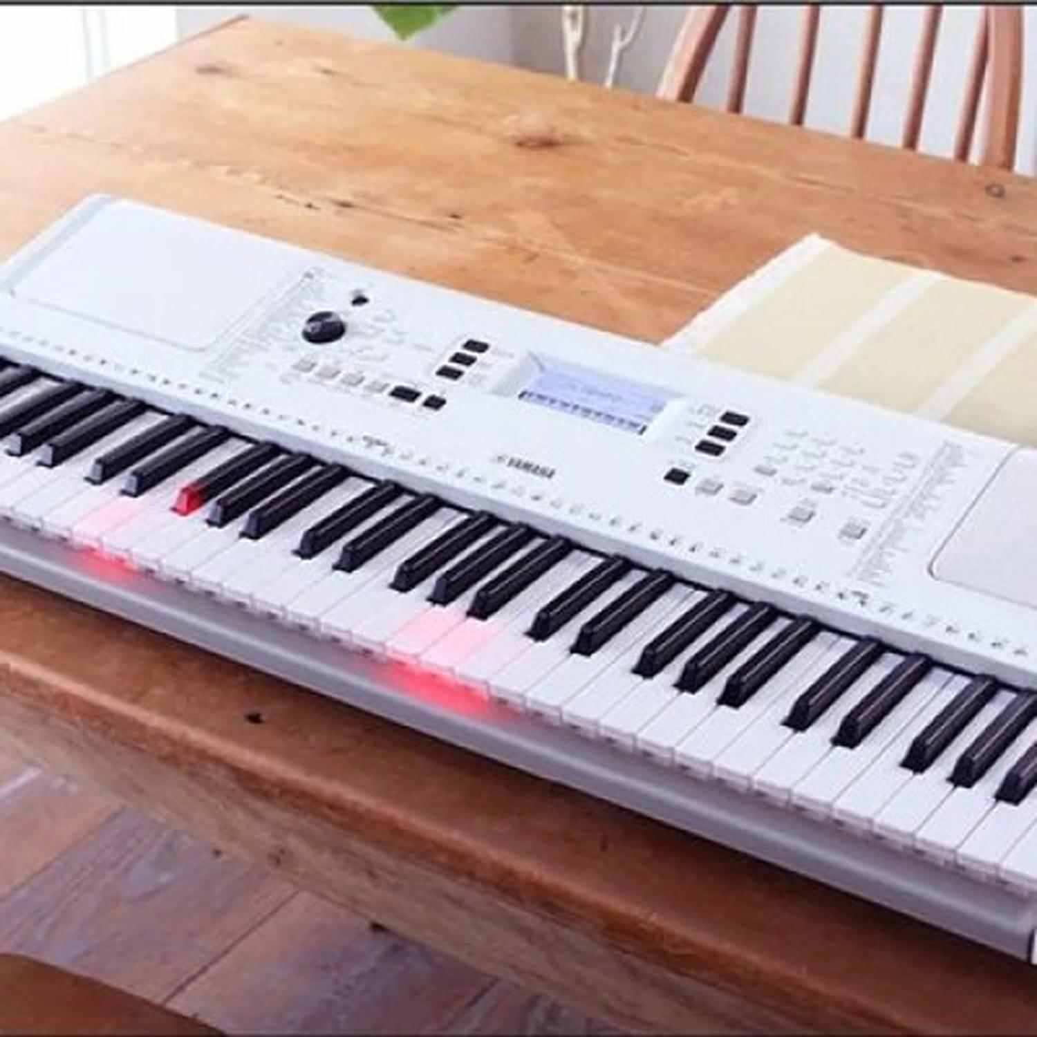Yamaha Ez-300 Teclado Digital Con Teclas Iluminadas