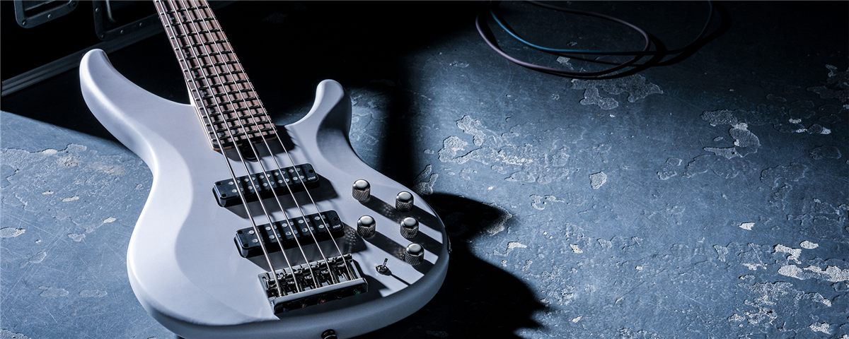 Bajo Eléctrico 5 Cuerdas Activo Yamaha TRBX305- Blanco