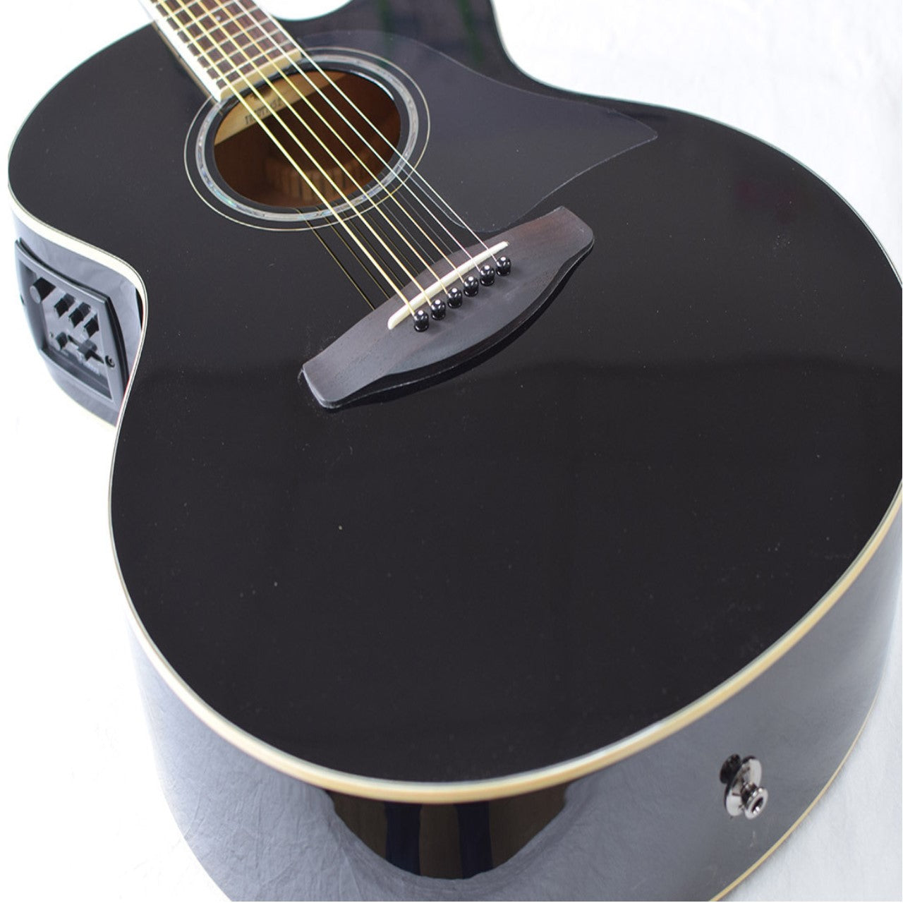 Yamaha Guitarra Electroacustica Serie CPX600 en color Negro