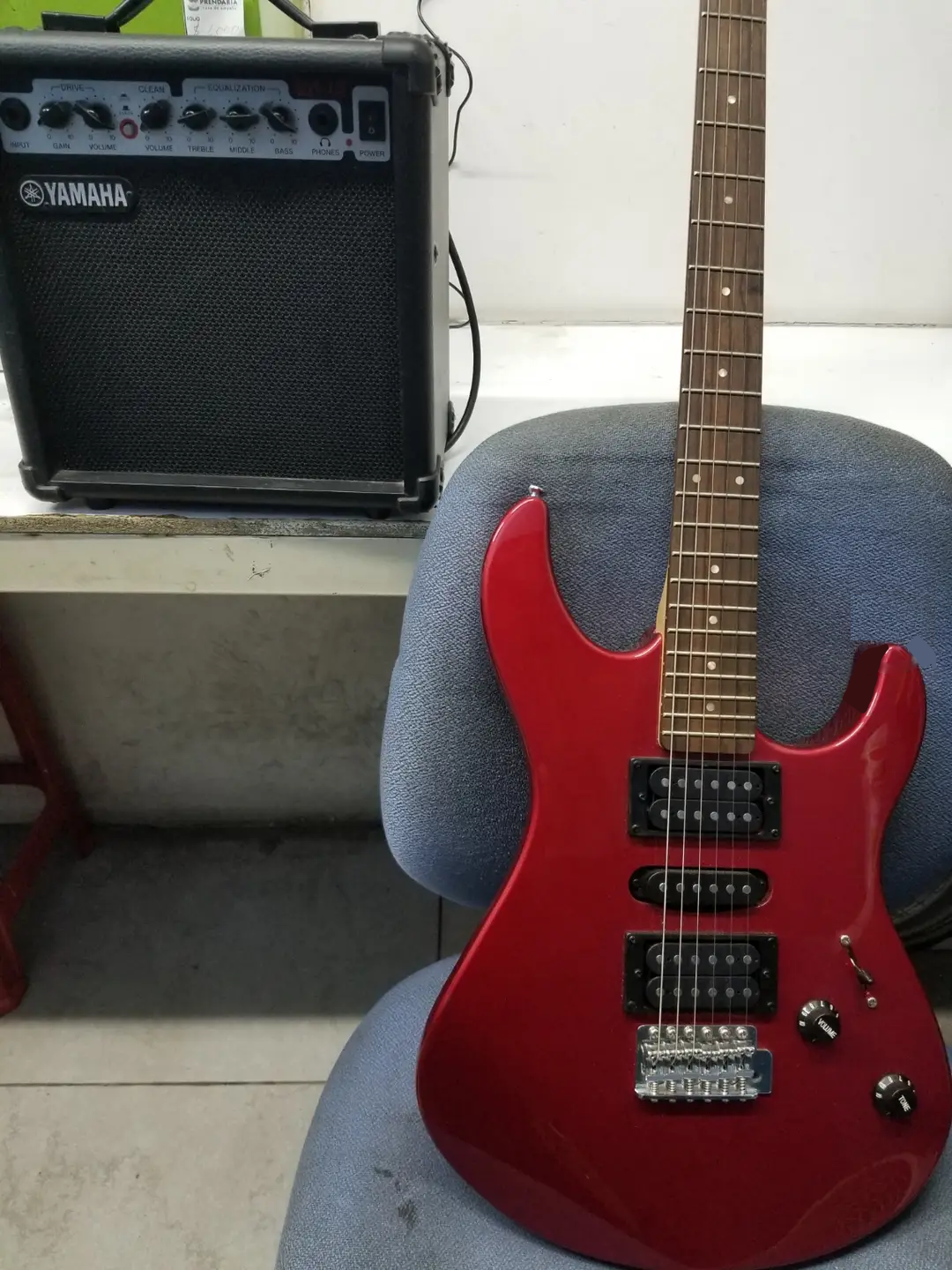 Yamaha ERG121GPIIMR Paquete de Guitarra Eléctrica color rojo